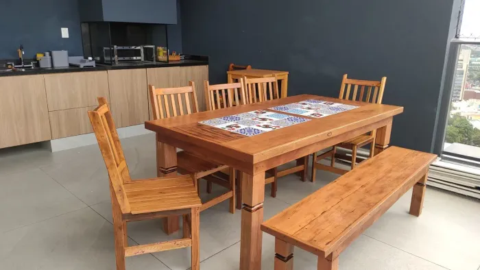 Mesa de madeira demolição com ladrilhos 