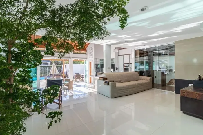 Casa para locação anual em Jurere Internacional com 4 suítes, mobliada.