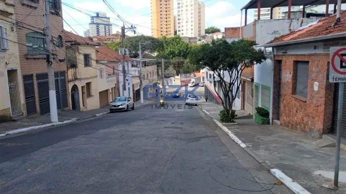 Casa com 02 dormitórios.