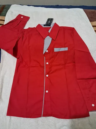 Camisa social vermelha com detalhes