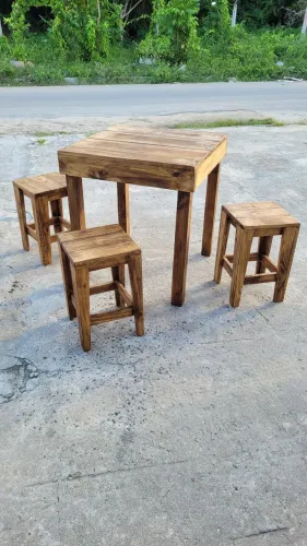 Conjunto de Mesa e Cadeiras de Madeira