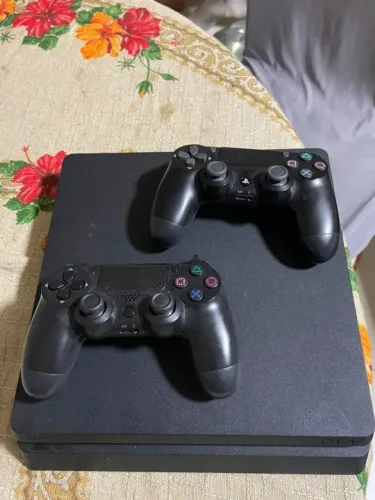CONSOLE PS4 + 2 CONTROLES + 2 JOGOS