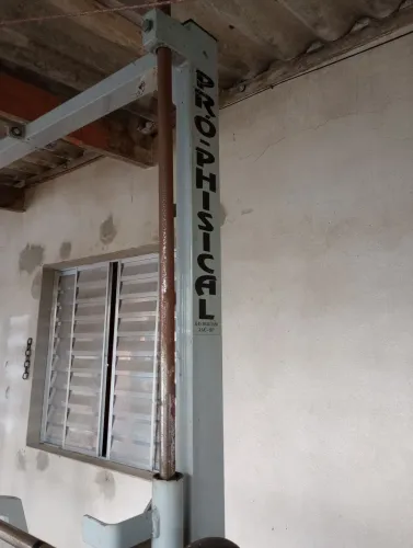 Aparelho de musculação e anilhas etc:
