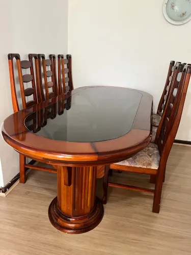 Mesa de madeira com 6 cadeiras