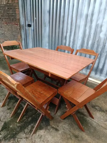Mesa de madeira com 6 cadeiras 