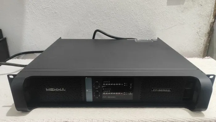 Amplificador Mekka FP+9000 da série FP+.