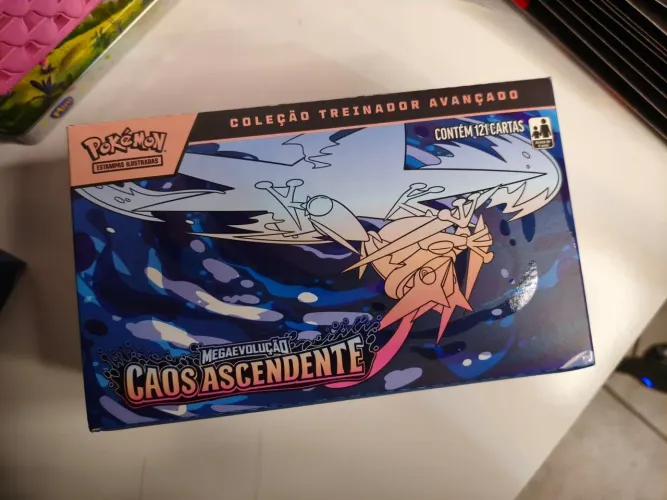 Elite Trainer Box (ETB) Pokémon TCG - Caos Ascendente - Original Lacrada
