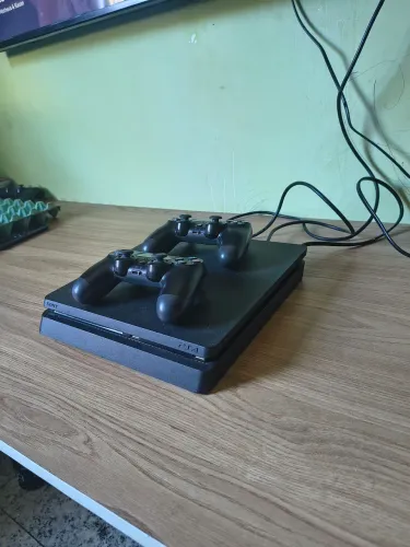 PlayStation 4 Slim - 2 Controles + Jogo 