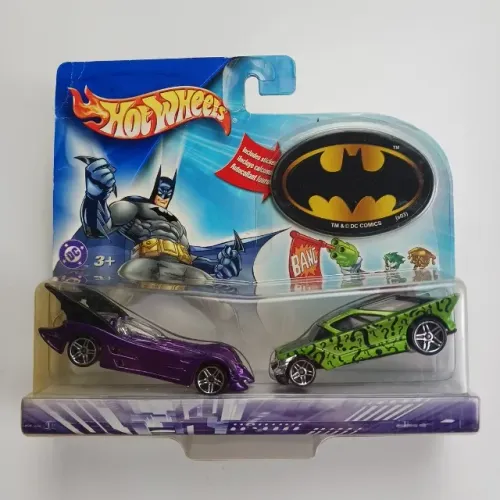 Conjunto Hot Wheels DC Batman vs. Charada - 2 Miniaturas + Adesivo Exclusivo