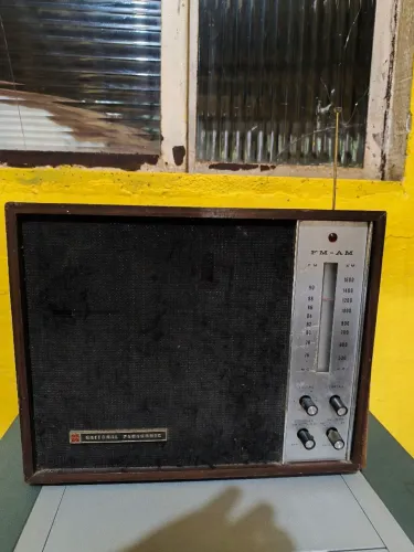 Rádio valvulado FM National Panasonic funcionando