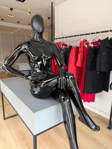 Vendo Manequim Feminino Sentado