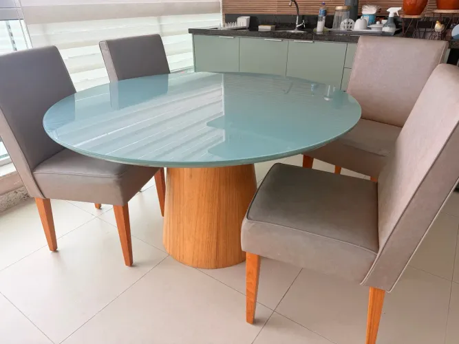 Mesa de jantar e 4 cadeiras