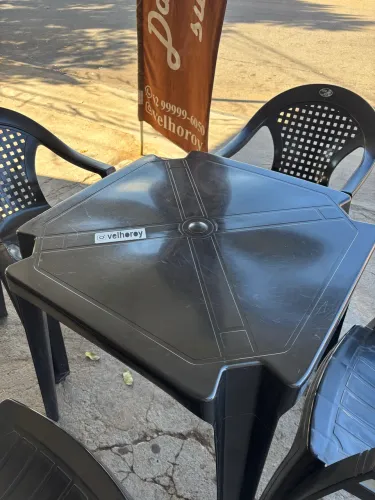 Jogo de Mesa Plástica com 4 cadeiras 