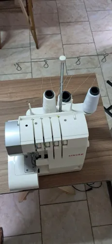 costura overloque portátil, possivelmente o modelo Singer Ultralock 14SH754