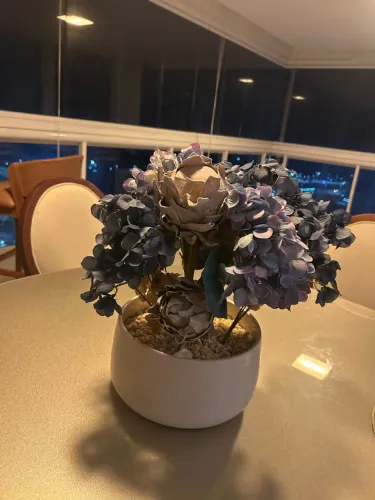 Vaso decorativo com hortênsias azuis