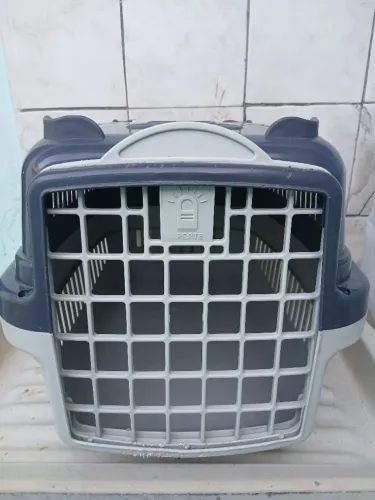 Caixa de transporte para cães pequenos.