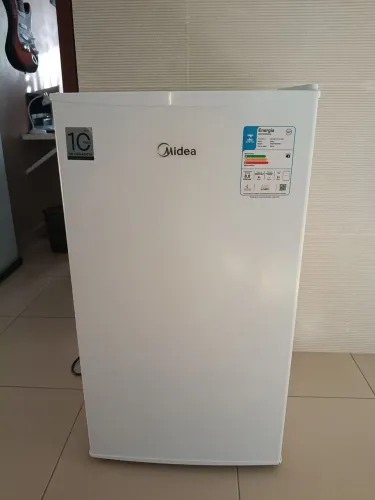 Frigobar 93 litros Midea seminovo