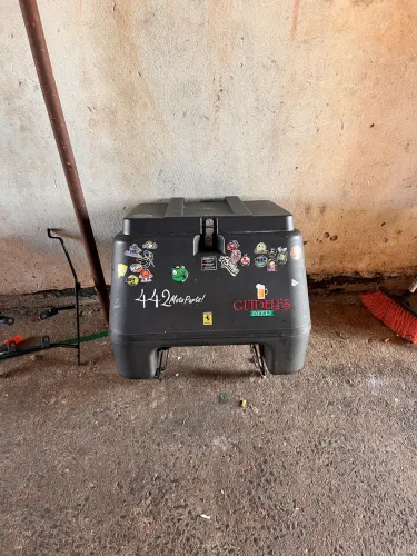 Vendo suporte reforçado, mais caixa 80 litros de plástico