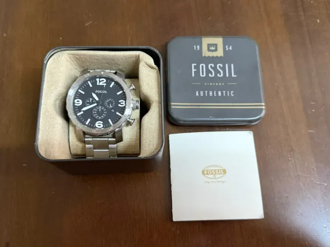 O relógio é o Fossil Nate JR1353/1PN