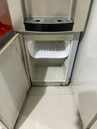 Bebedouro água quente e gelada,com mini geladeira em baixo