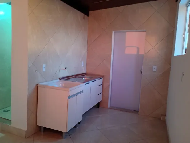 Alugo kitnet para moça