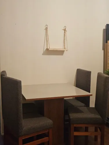 Mesa de jantar com tampo de vidro 90x90 com 4 cadeiras