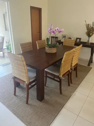 Mesa de madeira com 6 cadeiras