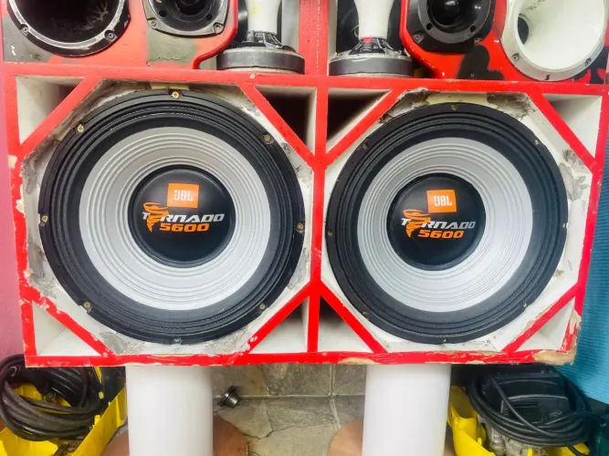 Vendo caixa ,grave de 15 polegadas 