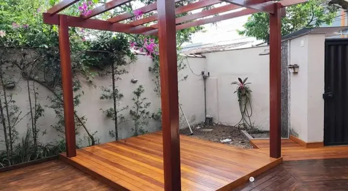 Pergolado. Irrigação. Deck