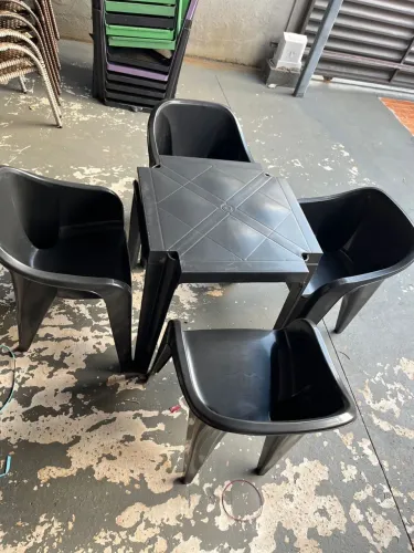 Jogo de mesa com canseira poltrona suporta até 154KG 