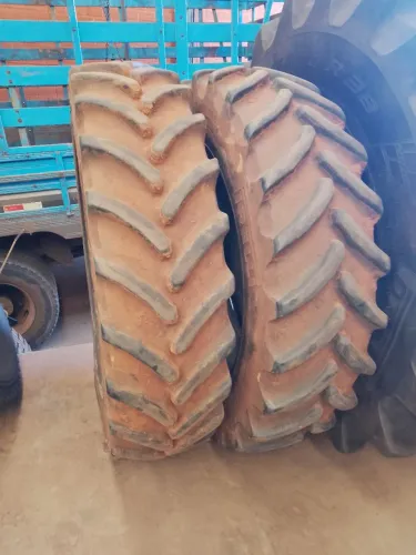 Vende-se 2 pneus 380/80R38 usados
