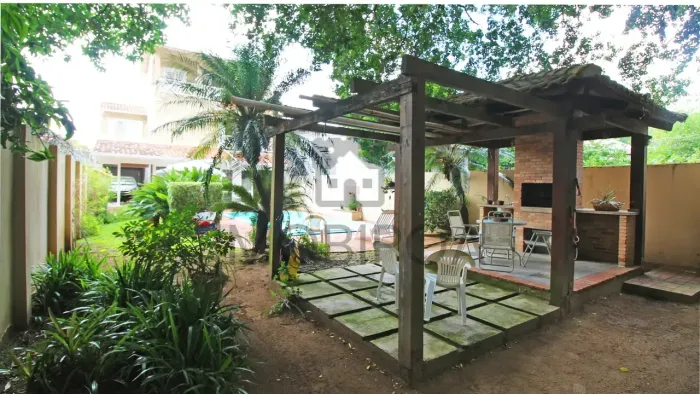 Casa para venda possui 242 metros quadrados com 4 quartos