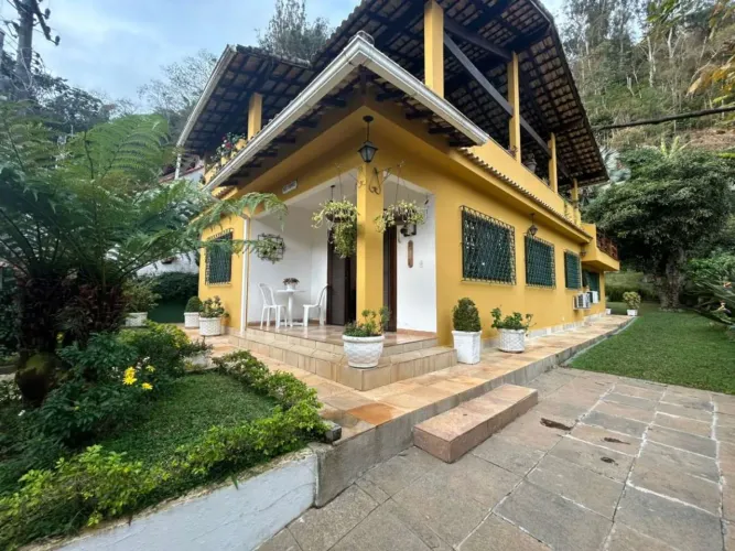 Casa para Venda em Petrópolis, Nogueira, 4 dormitórios, 1 suíte, 2 banheiros, 2 vagas