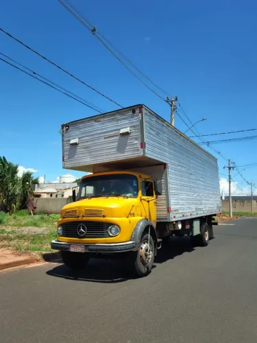 Caminhão MB 1113 ano 1979 com baú.