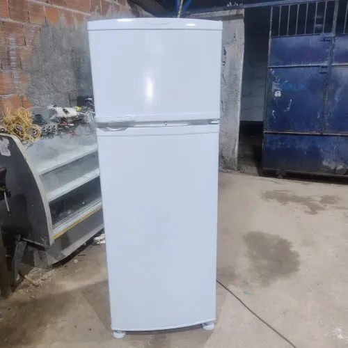 geladeira Frost Free Brastemp duas portas. freezer em cima