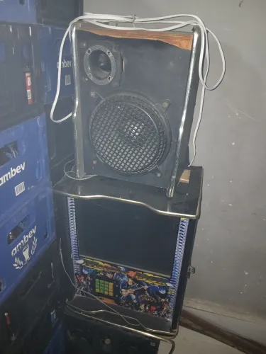 Máquina de música e karaokê