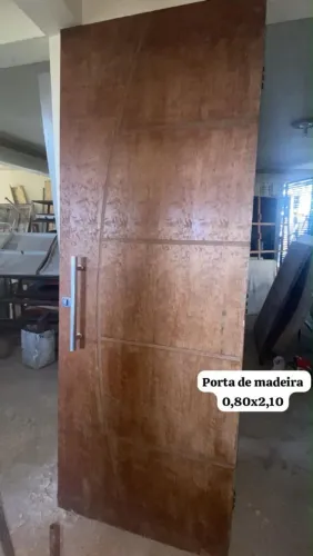 Portas de madeira preços variados