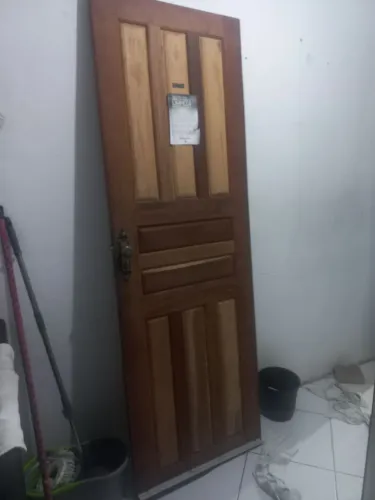 Porta de madeira maciça de 70, com fechadura e duas chaves