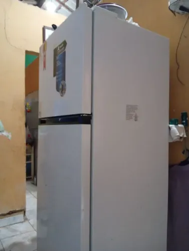 Geladeira mídia com defeitozinho tá refreano um ano e dois meses tá só resfriando tava9