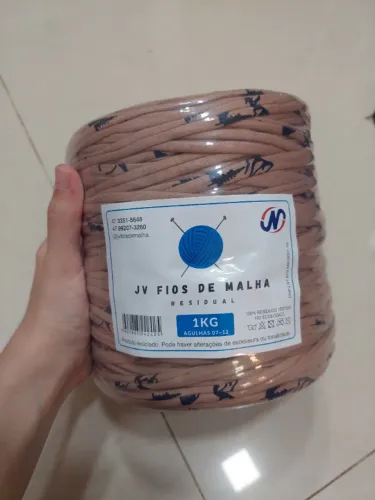 Fio de malha residual 1kg - JV Fios de malha - Cor marrom com detalhes em azul escuro