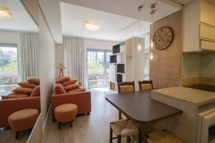 Apartamento mobiliado com sacada e infraestrutura de alto padrão -