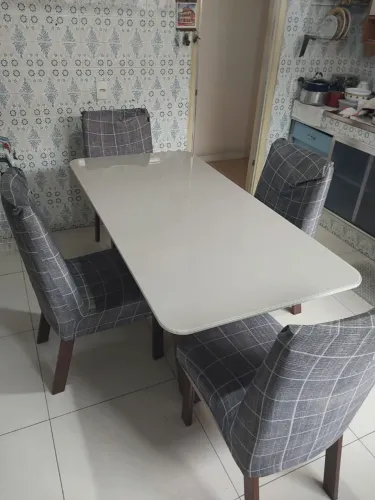 Mesa de jantar com 4 cadeiras