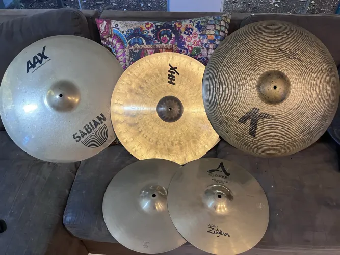 Vendo pratos Zildjian e Sabian.