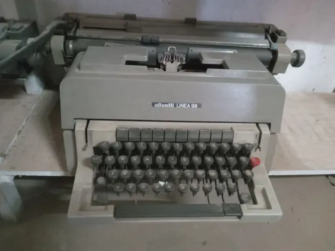 Maquina de escrever olivetti linea 98