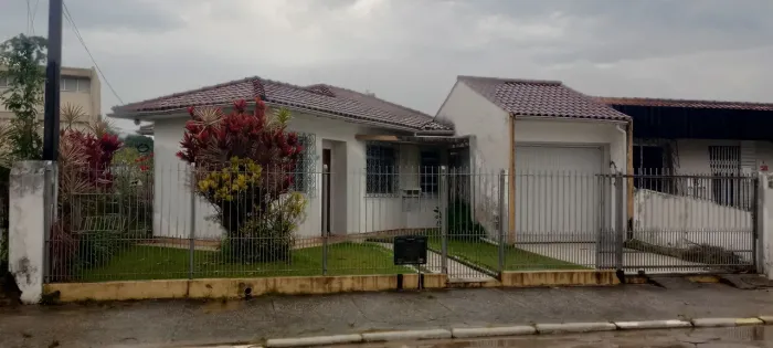 Janelas de alumínio, grade e portão de ferro
