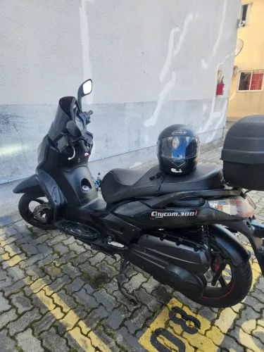 Citycom 300i com capacete