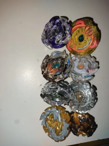 beyblade takara tomy  cada modelo 55 reais 