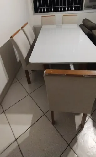 Jogo de mesa e 6 cadeiras