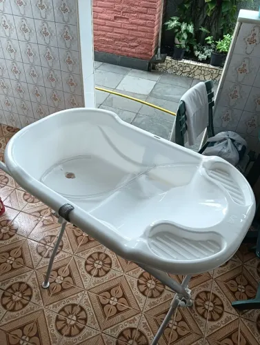 Banheira ergonômica anatômica com suporte Tutti baby na cor branca