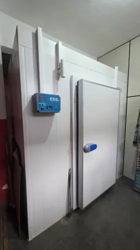 Câmara Fria EOS Semi Nova - L=2,45m/ A=2,65m/ C=4,75m - Refrigera ou congela até -18º.
